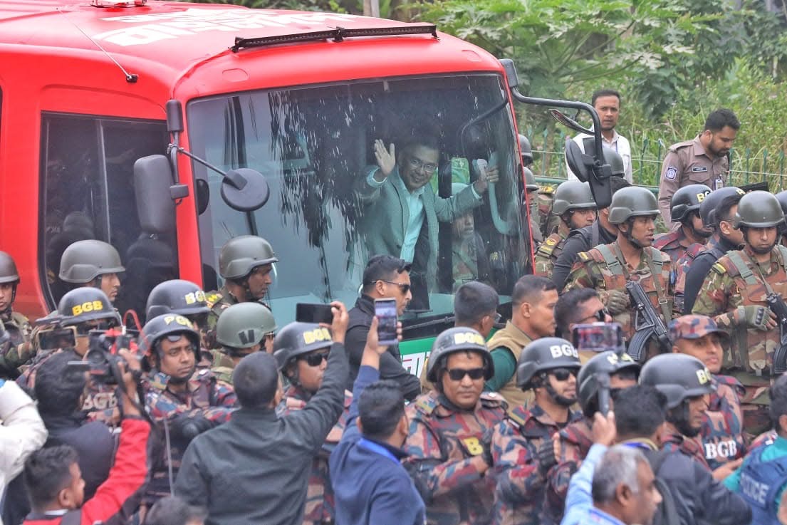 লাল-সবুজের বাসে জনসমুদ্রের পথে তারেক রহমান