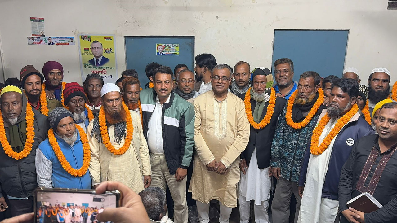 নেত্রকোণায় জাতীয় পার্টি ছেড়ে বিএনপিতে শতাধিক নেতাকর্মীর যোগদান