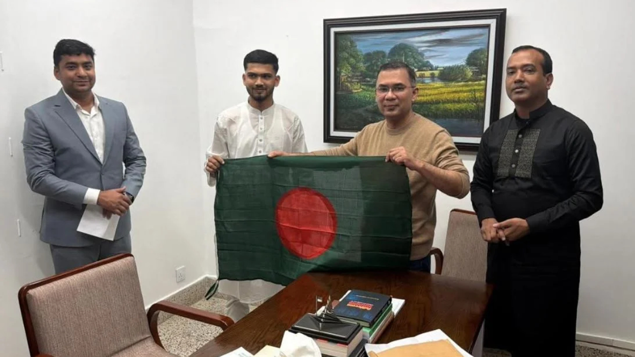 জুলাই বিপ্লবের সেই সাহসী পতাকা তারেক রহমানকে উপহার দিলেন ছাত্রদল কর্মী মুত্তাকিন