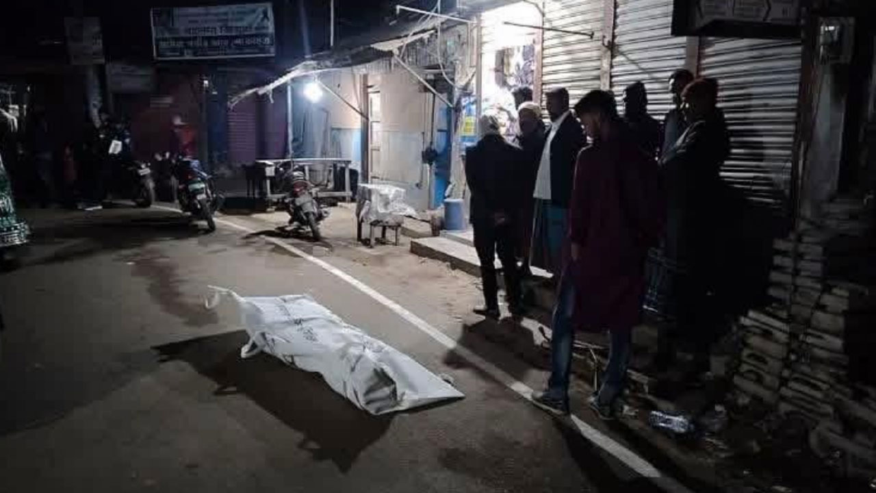 কবিরহাটে ৬ মামলার আসামিকে পিটিয়ে হত্যা, 'ডাকাত' আখ্যা দিয়ে মিষ্টি বিতরণ