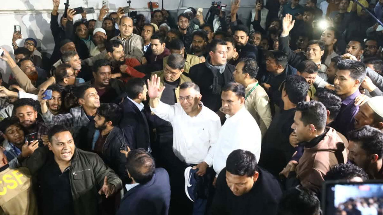 ‘দুলাভাই’ স্লোগানে মুখর শাহজালাল (রহ.) মাজার এলাকা