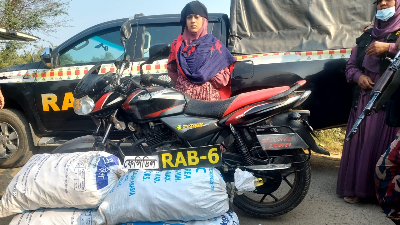 স্বামীর দেওয়া তথ্যে র‍্যাব-বিজিবির অভিযান: ৯৮৩ বোতল ফেনসিডিলসহ স্ত্রী আটক