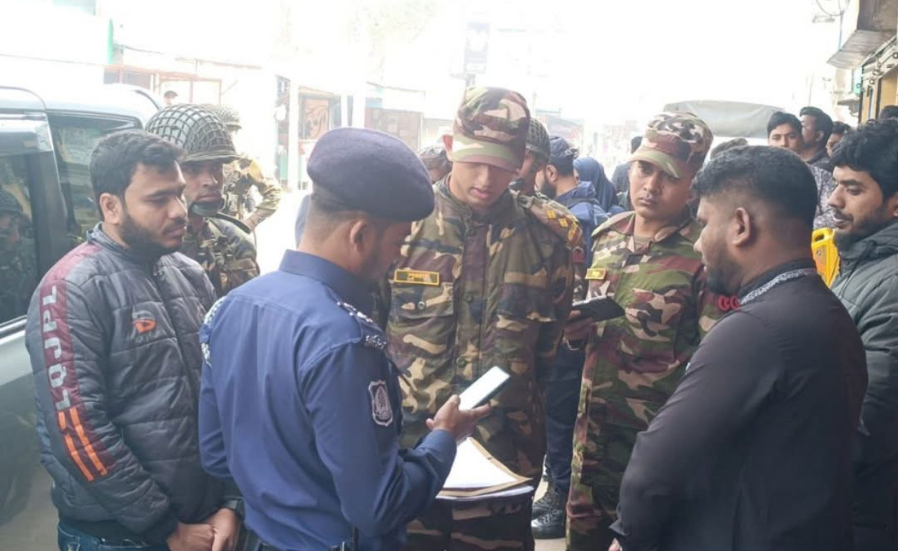 জামায়াতের আমিরের গাড়ি থেকে অস্ত্রসহ আটক ৩ কর্মী