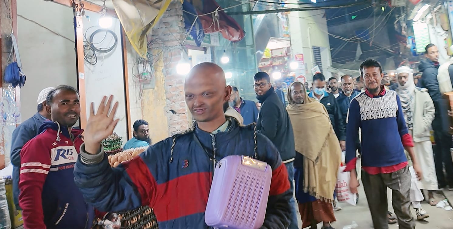 ভোলা'র চরফ্যাশনের পেপার বিক্রেতা রাজিবের অন্যরকম রাজনীতি