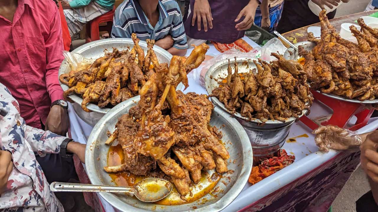 রোজার প্রথম দিনেই চকবাজারের ইফতারির স্বাদ নিতে ভিড়