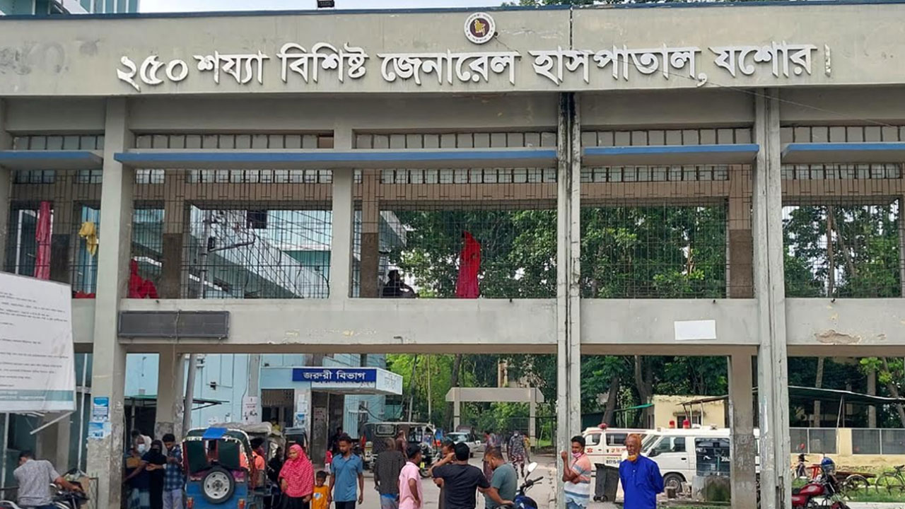 ঝিকরগাছায় চাঁদা না দেওয়ায় প্রবাসীকে কুপিয়ে জখম