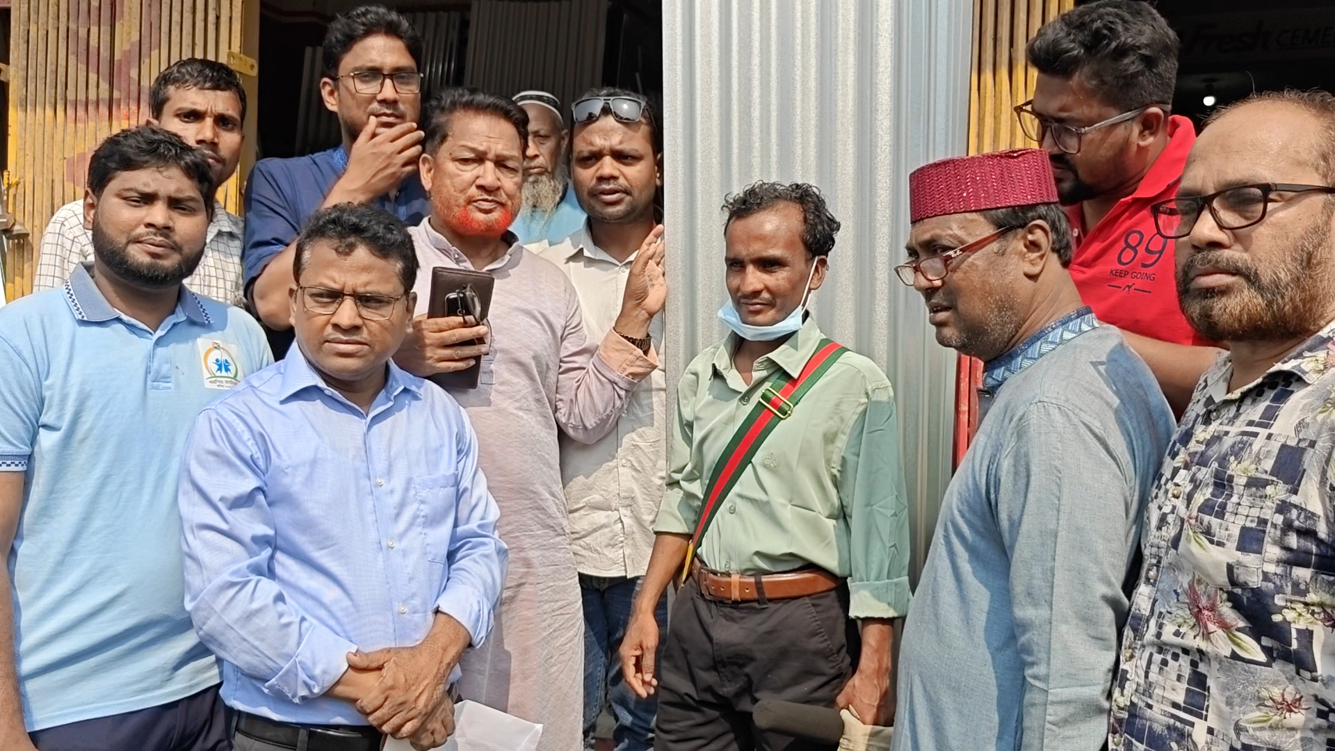 কুড়িগ্রামের নাগেশ্বরীতে অসহায় তাজুলের পাশে ‘পথশিশু ফাউন্ডেশন’