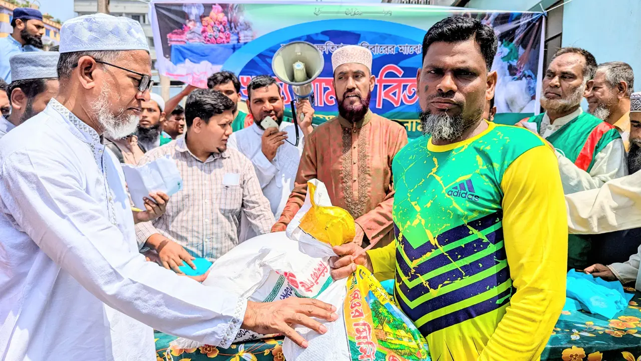 তুরাগে অগ্নিকাণ্ডে ক্ষতিগ্রস্তদের মধ্যে জামায়াতের খাদ্য-বস্ত্র বিতরণ