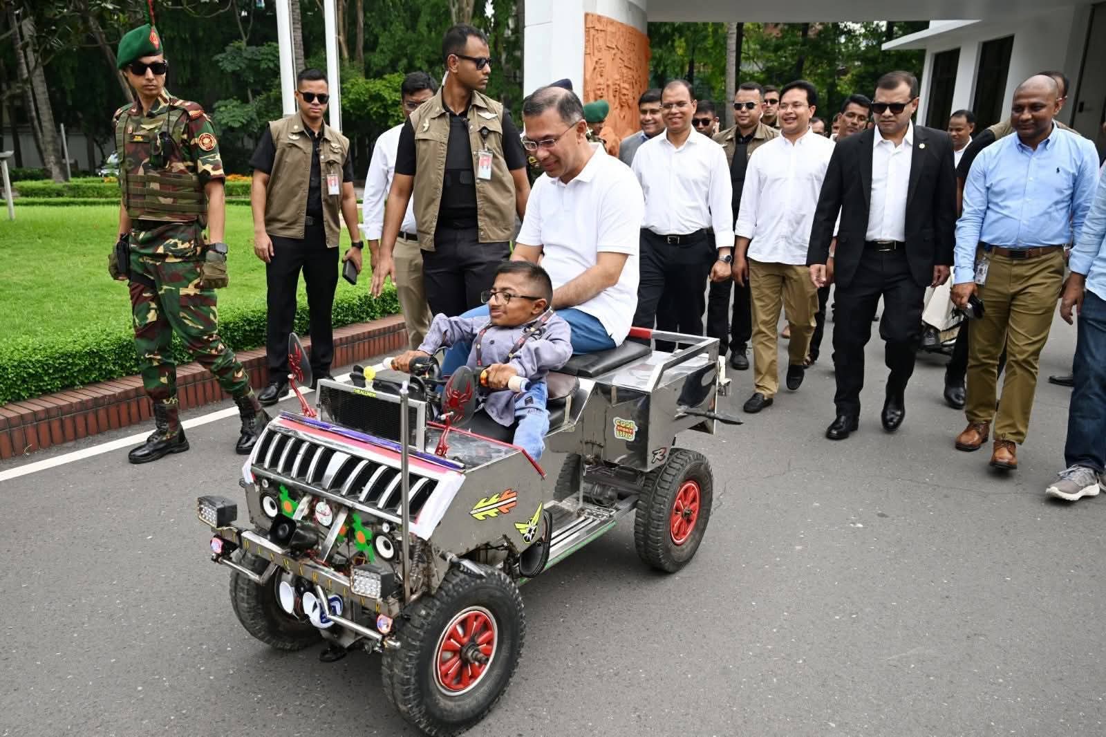 ক্ষুদে বিজ্ঞানী রিফাতের উদ্ভাবনী “এ টু আই স্মার্ট কার” পরিদর্শন করলেন প্রধানমন্ত্রী তারেক রহমান